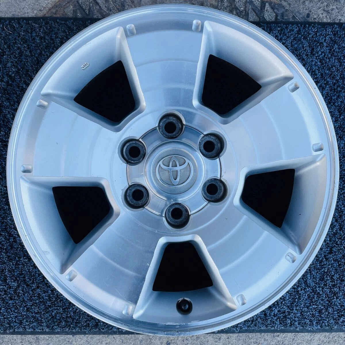 JDM Good condition Toyota 215 Series Hilux Surf SSR-G Genuine 17" Alum No Tires - Image 4