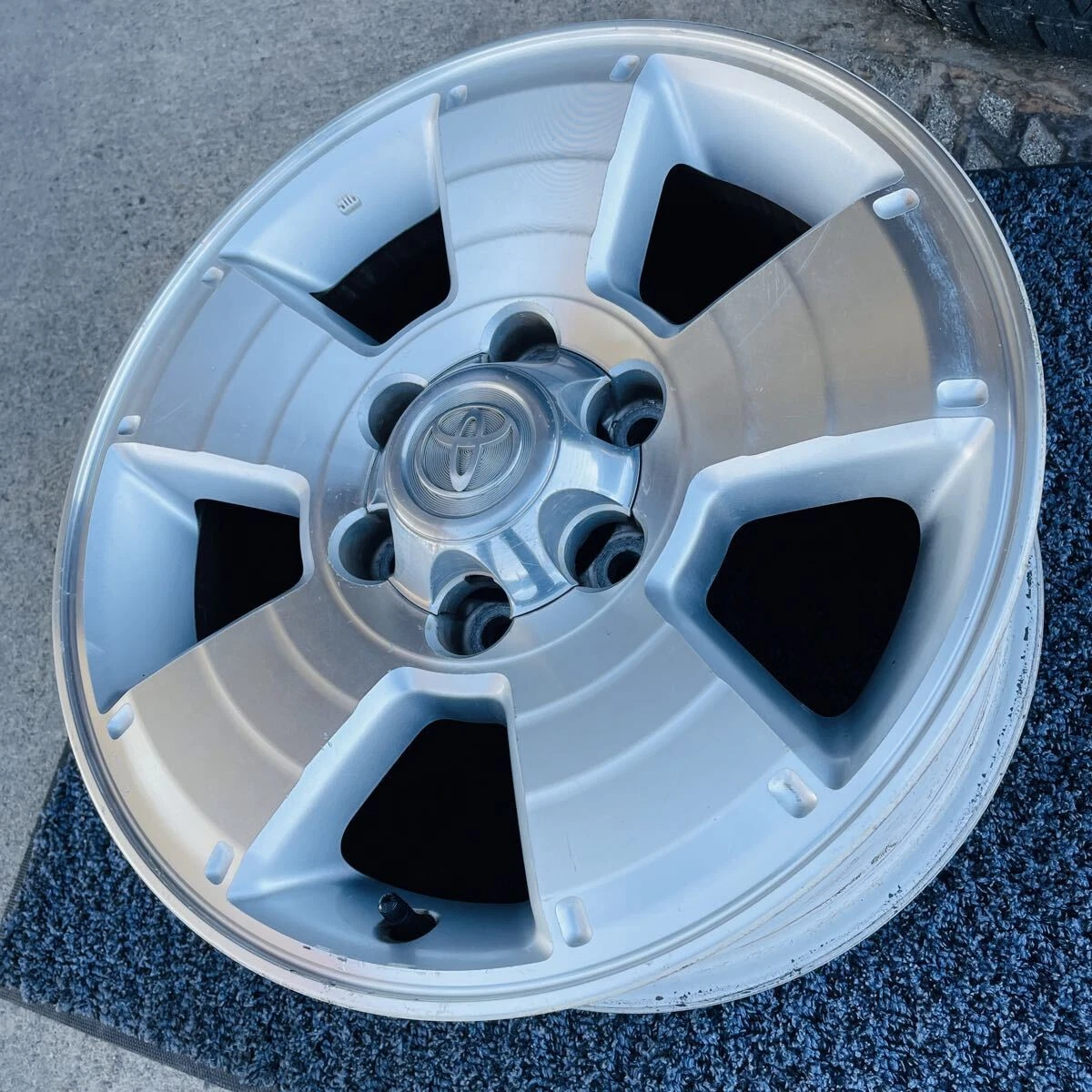 JDM Good condition Toyota 215 Series Hilux Surf SSR-G Genuine 17" Alum No Tires - Image 5