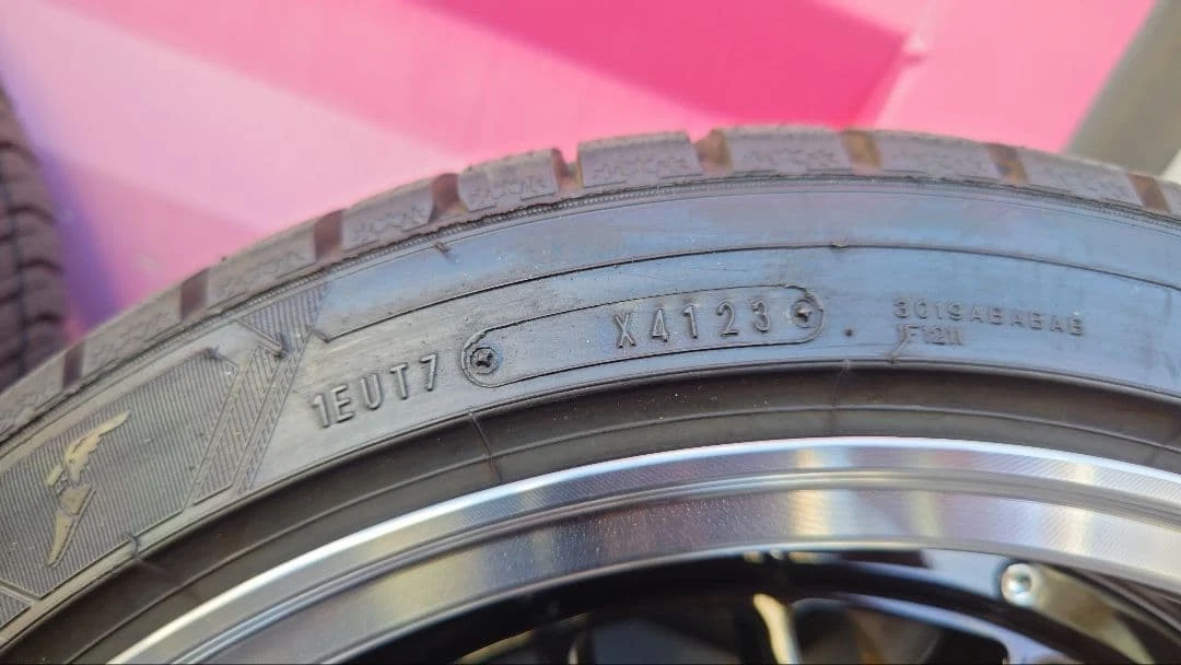 JDM Hiace 200 series Fabless Valone LM-9 wideseries studless tires No Tires - Image 10