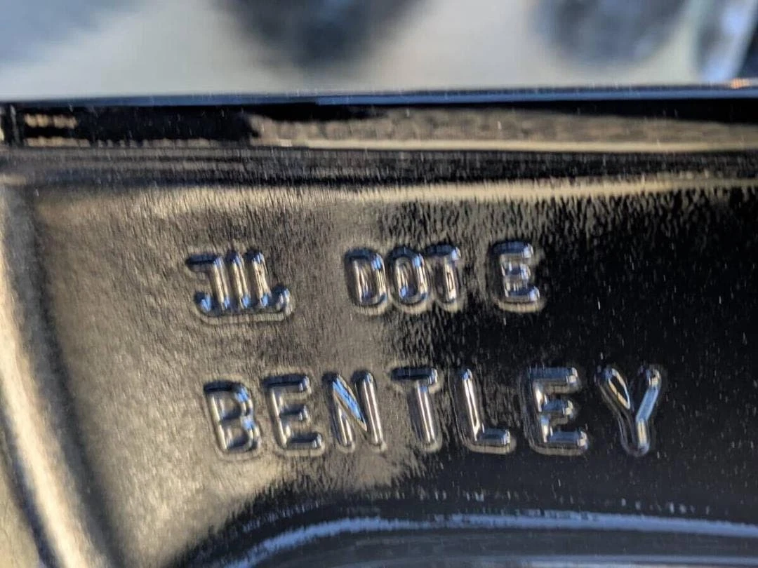 JDM Bentley Bentayga Genuine 21 Gloss Black 4Book No Tires - Image 4