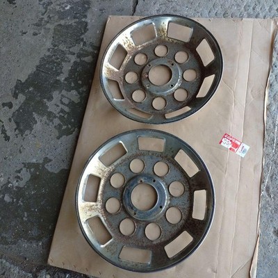 JDM Genuine Isuzu 810 wheel cover. Bracket not included. (No Tires) - 画像 (2)