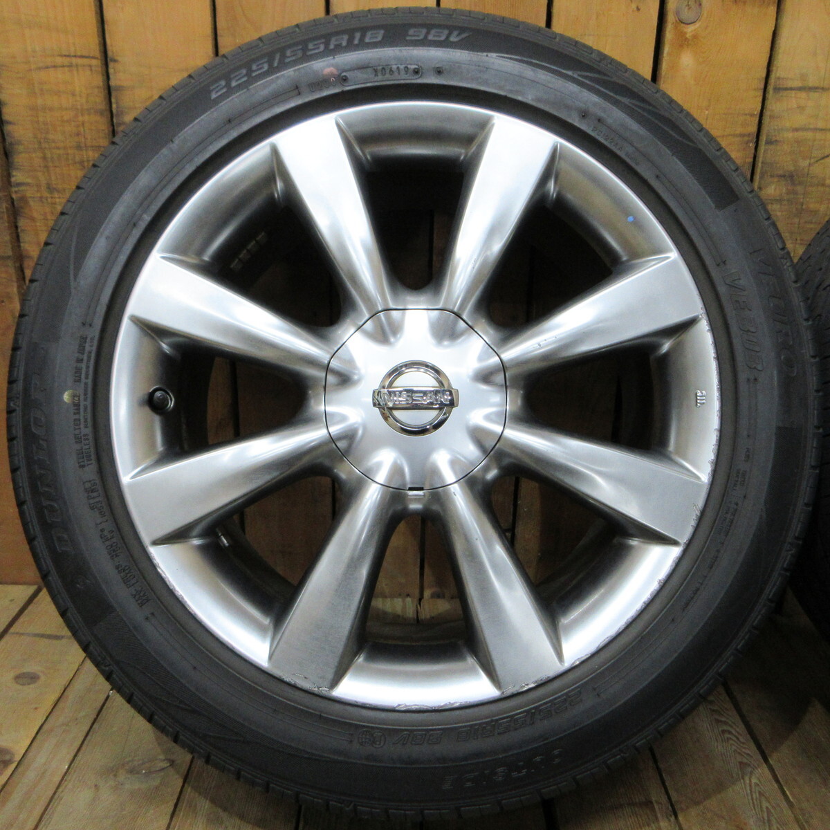JDM NISSAN Skyline Black Suobar Genuine 18x8J+47 Dunlop VEURO VE303 225 (No Tires) - Image 3
