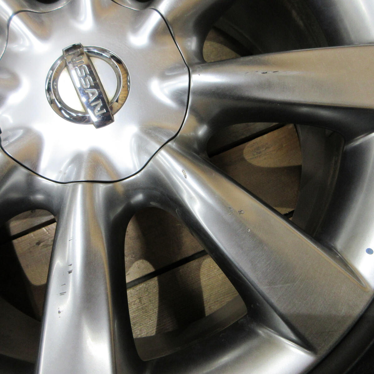 JDM NISSAN Skyline Black Suobar Genuine 18x8J+47 Dunlop VEURO VE303 225 (No Tires) - Image 5