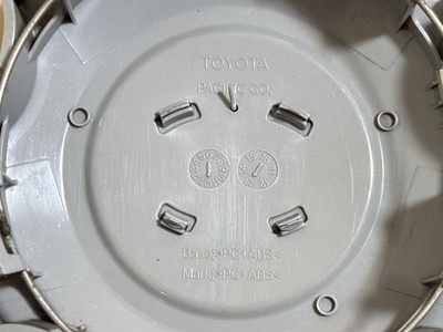 JDM Toyota Genuine Land Cruiser 200 Series Center Cap 4 Individual Use (No Tires) - Image 5